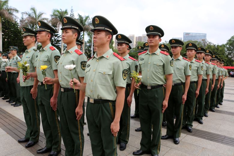2019年4月3日,武警海南总队官兵在烈士纪念碑前列队整齐.
